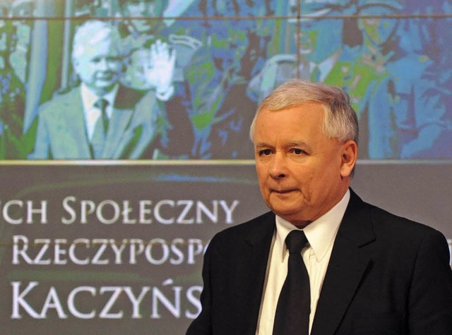 Jaroslaw Kaczynski steht im Wahlkampf ...ms Leben gekommenen Bruder Lech zeigt.  | Foto: AFP