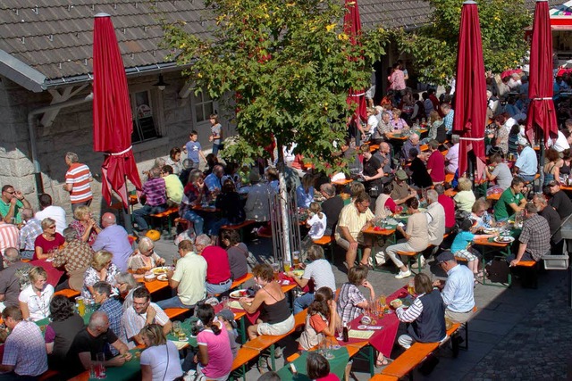 Sitzpltze, wie hier auf der Hofterras...beim Herbstfest in Rothaus Mangelware.  | Foto: Wilfried Dieckmann