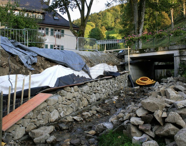 Die Sttzmauer entlang der Mhlin in S...ch muss auf 24 Metern saniert werden.   | Foto: Michael Saurer