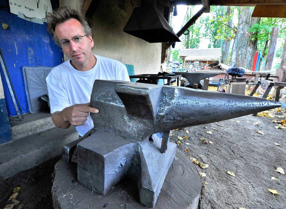 Wieder am Platz: Thomas Brenner mit de...rspielplatzes zurckgekehrten Ambossen  | Foto: Michael Bamberger
