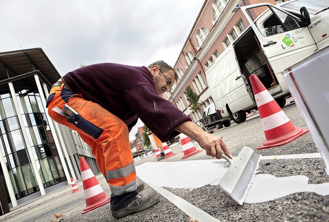 Die Straenmarkierung gehrt  zu den l...den Verkehr frei gegeben werden kann.   | Foto: christoph breithaupt