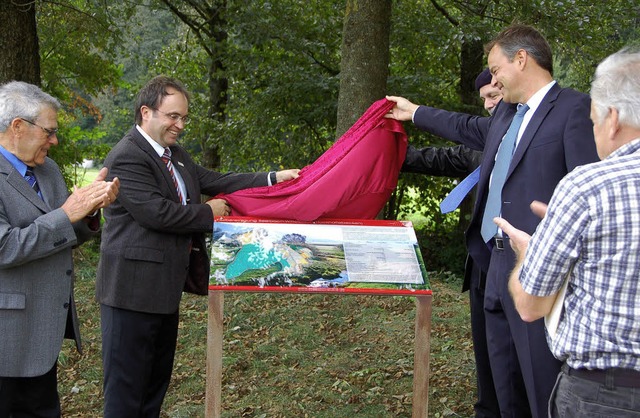 Die Flurbereinigung wird auf einer Taf...cksbesitzer Franz-Josef Himmelsbach.   | Foto: Ulrike Derndinger