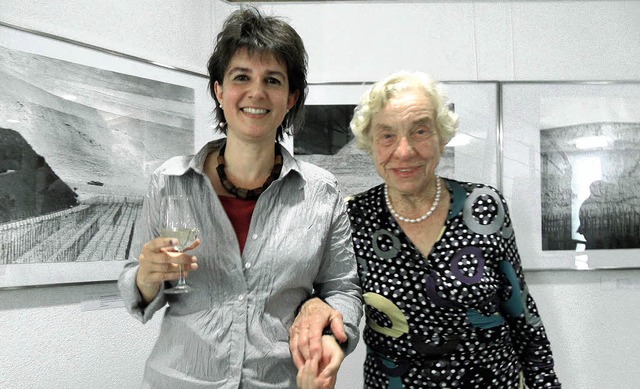 Die  Knstlerinnen Ria Hochmann (links...enrieth bei der Ausstellungserffnung   | Foto: Grimm