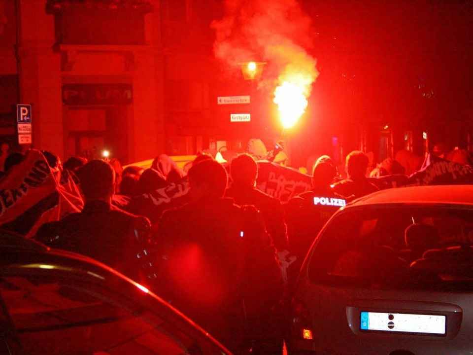 Bengalisches Feuer wurde bei der Demo unter ein Auto geworfen.  | Foto: PD OG