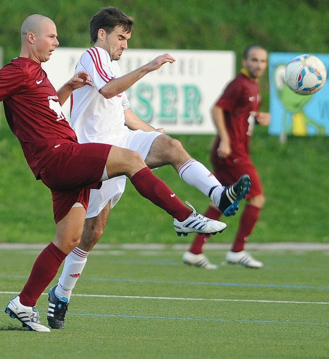 Manchmal ist sogar Eleganz im Spiel: M...ktor Schleining vom FV L-Brombach II   | Foto: schn