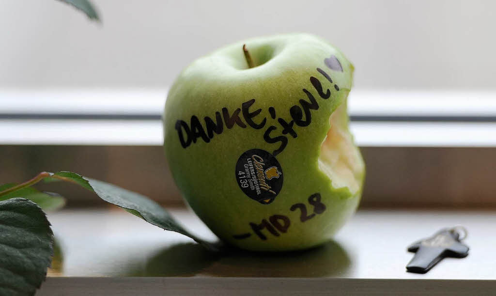 Er machte den angebissenen Apfel weltberhmt: Steve Jobs. Ein Fan hinterlie einen im Apple-Store in Hamburg.