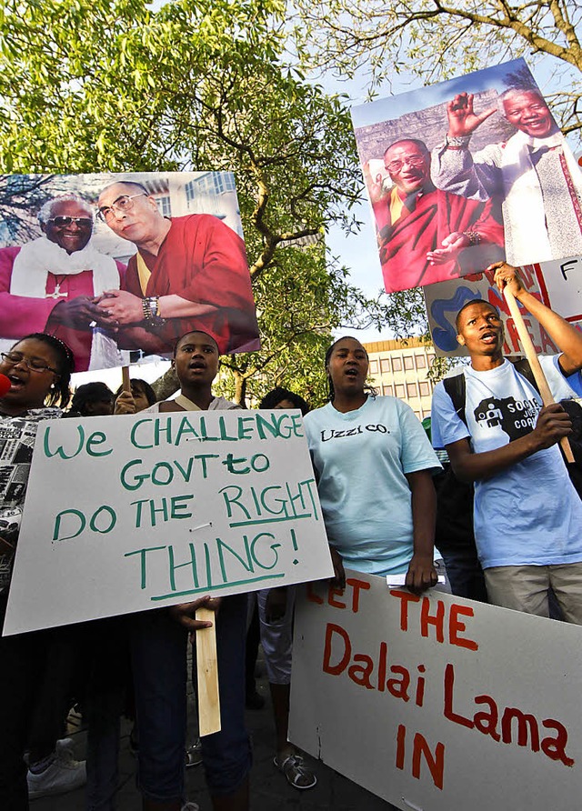 Anhnger des Dalai Lama demonstrieren ...ela (rechts) und Tutu (links) zeigen.   | Foto: DPA