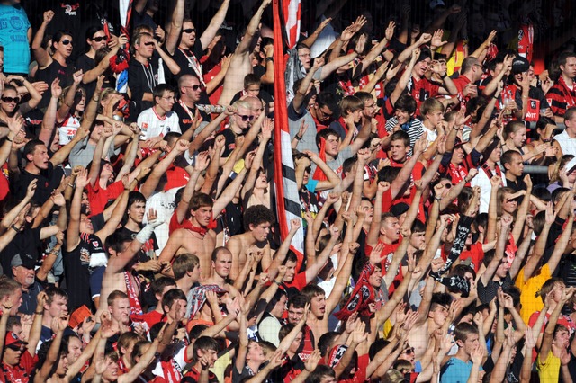 Wo jubeln die Fans in Zukunft ber Tore des SC Freiburg?  | Foto: dpa