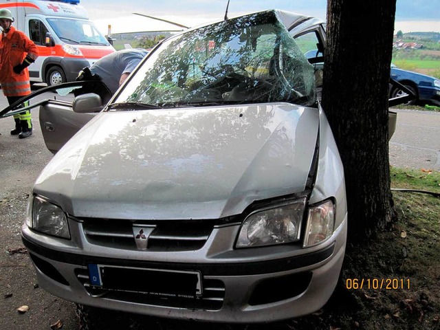 Unfall: Das Auto des Vorfahrtsberechtigten landete an einem Baum.  | Foto: bz