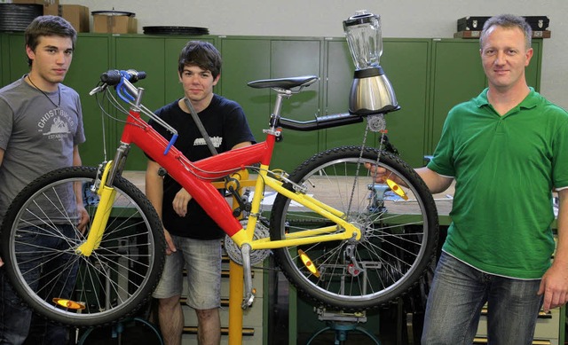Thomas Gassert (rechts) prsentiert mi...dmechanikerklasse das neue  Shake-Rad.  | Foto: markus dold