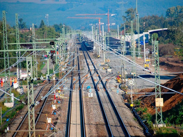 Die Weichen sind schon eingebaut: Hier...e Bahnstrecke zum Katzenbergtunnel ab. 