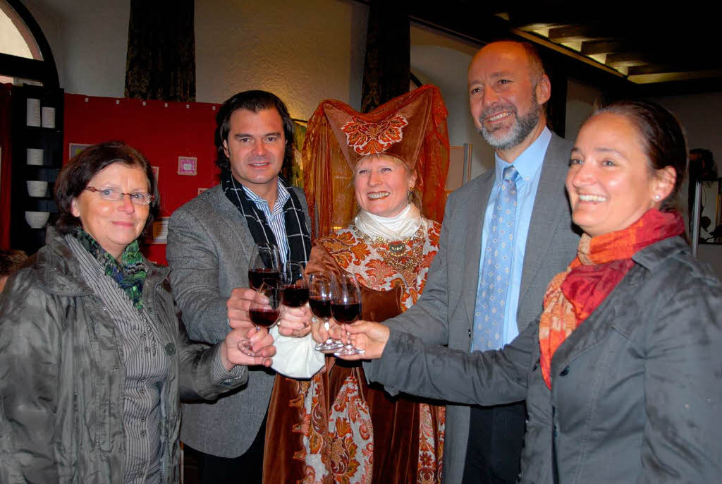 Gerda Kauschat, Ingo Fuchs, Annette Grave, Brgermeister Schwarz und Monika Hauser (von links) stoen  trotz Regen  auf gutes Gelingen des Herbstmrkt an.