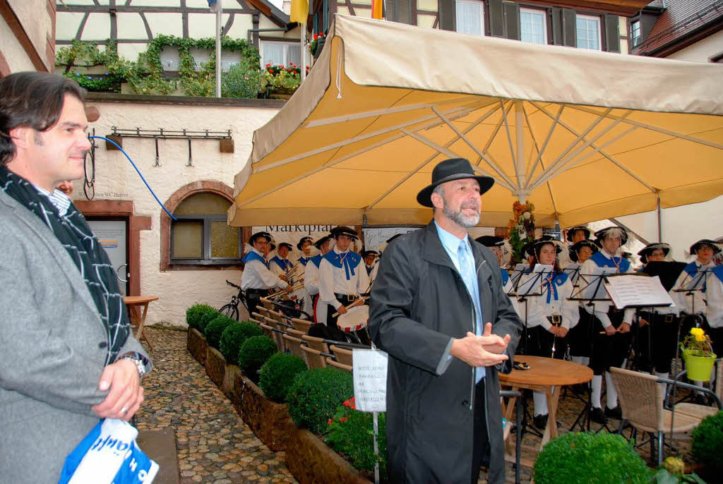 Brgermeister Schwarz bei der Erffnung des fnften Herbstmrkt mit traditioneller Handwerkerkunst. Ganz links G&H Vorsitzender Ingo Fuchs.