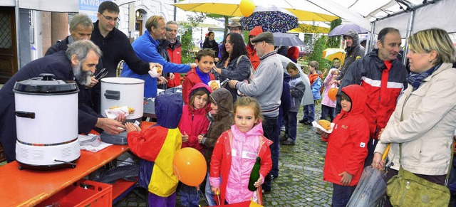 Rund 150  Schulanfnger  erlebten mit ...r  zur Wurst  auf den Marktplatz ein.   | Foto: Dieter Erggelet