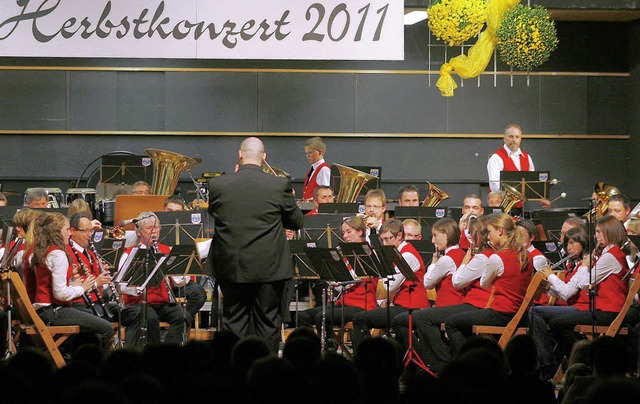 Die Trachtenkapelle Schuttertal macht ...uchstblich mit Pauken und Trompeten.   | Foto: Heidi Fssel
