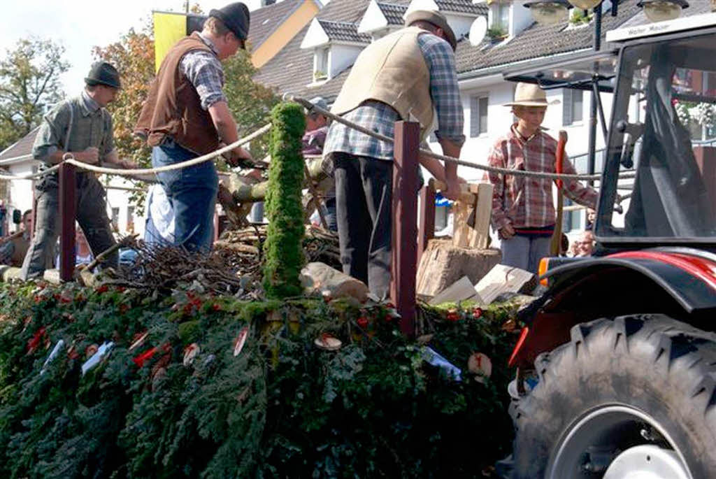 Musikkapellen, Trachtentrger, Ziegengespann und farbenprchtige Erntewagen gab es zu bestaunen.