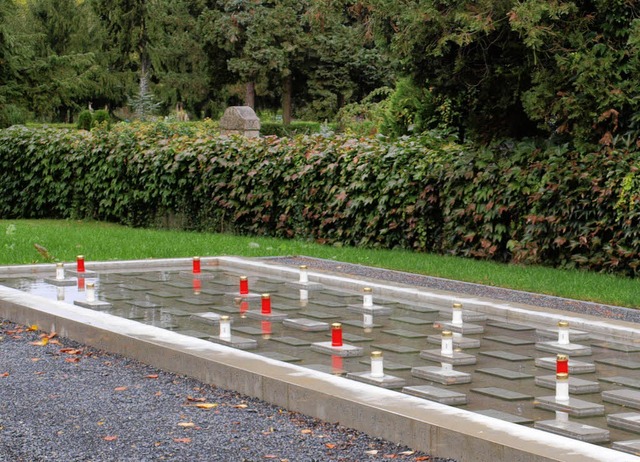 Fr Urnen-Gemeinschaftsgrber wurden a...m Wasserbecken aus Beton geschaffen.    | Foto: Paul Schleer