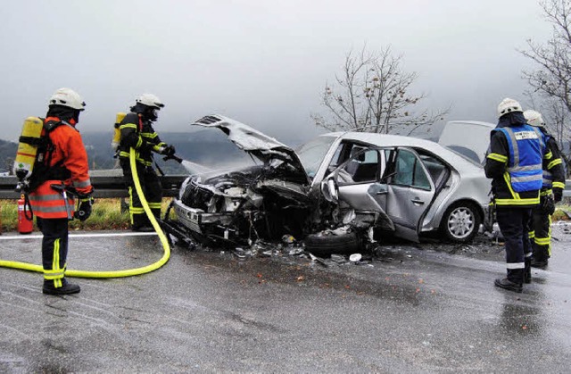 Nach einem Frontalzusammensto am Sams...in Feldberg geriet ein Auto in Brand.   | Foto: Martin ganz