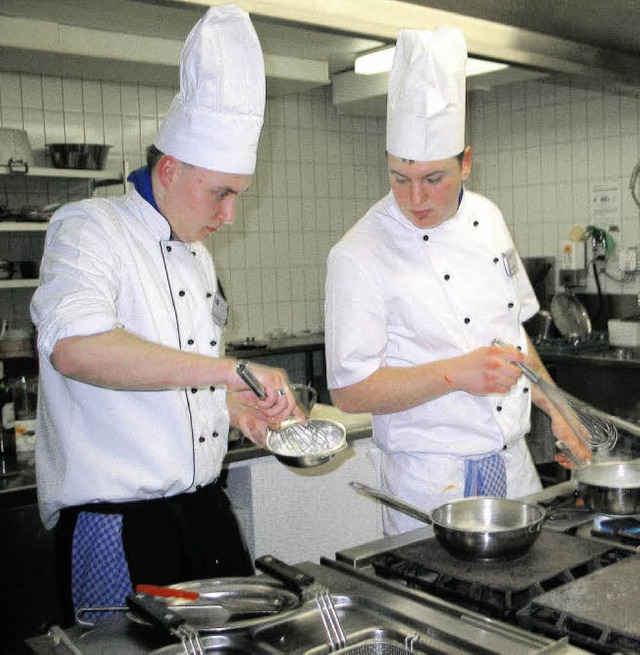 Den Anforderungen als Koch gewachsen? ...  Schulabgnger gar nicht so einfach.   | Foto: Jutta Schtz