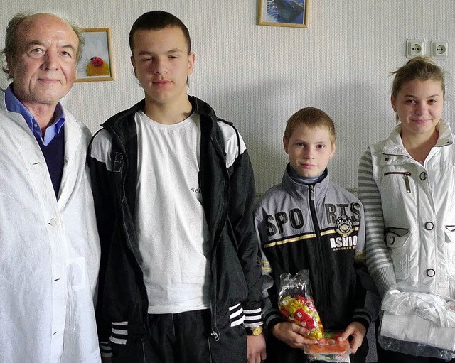 Thomas Harms (links) mit Kindern in der Kiewer Klinik   | Foto: Privat