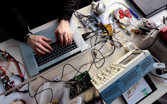 Ein Besucher des Chaos-Computer-Clubs arbeitet am Rechner  | Foto: dpa