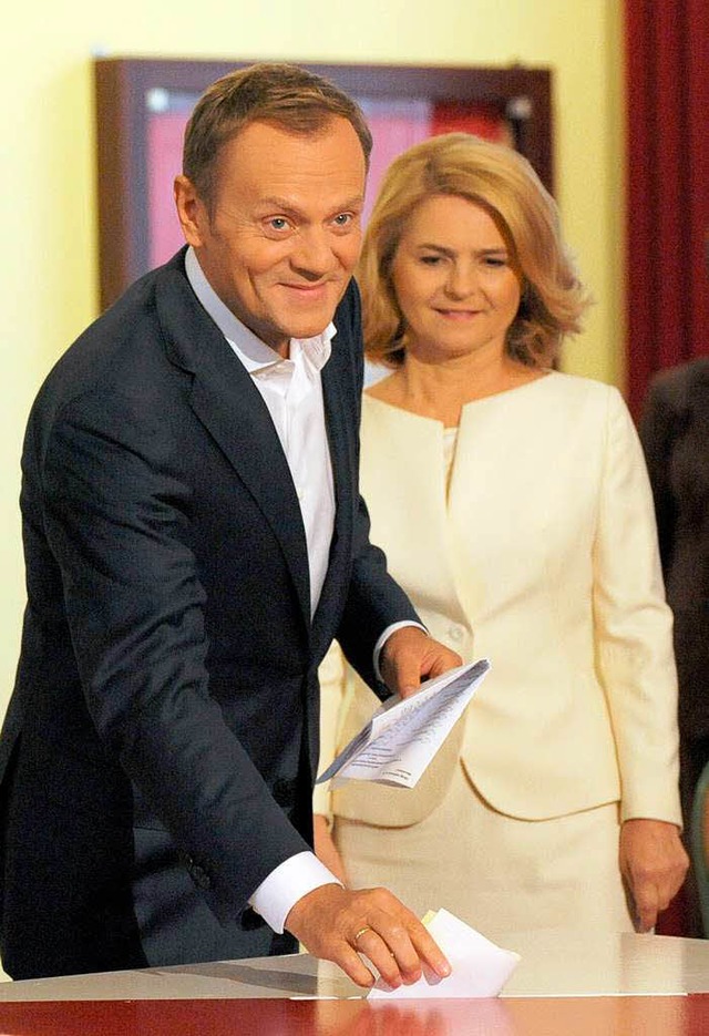 Die Spitzenkandidaten bei der Stimmabg...d Tusk mit Frau Malgorzata und &#8230;  | Foto: AFP