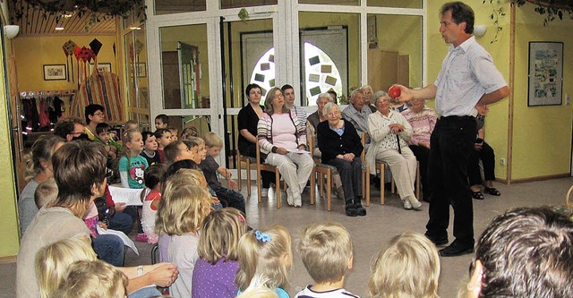 Erntedankfeier mit Nachbarn und Pfarrer im Kindergarten.   | Foto: Privat