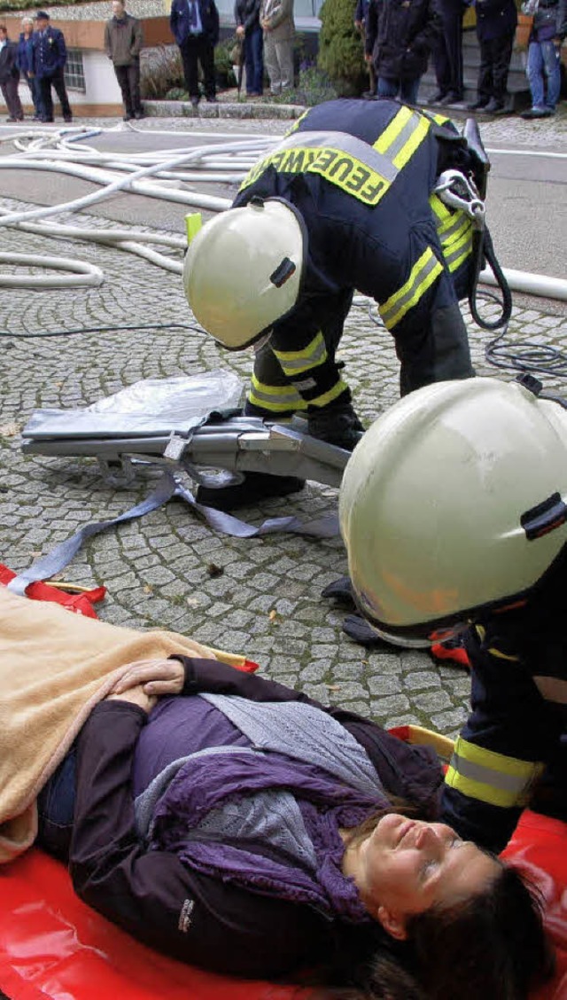 Menschenrettung war oberste Aufgabe be...ber die Leiter aus dem Obergeschoss.   | Foto: Elfriede Mosmann