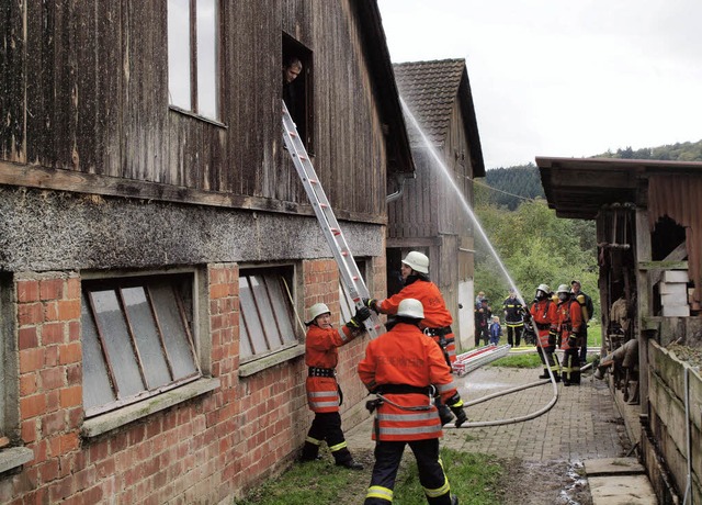 Feuerwehrbung  im  Mhlenbchle: Wenn...n die Menschenrettung aus der Scheune.  | Foto: Michael Haberer