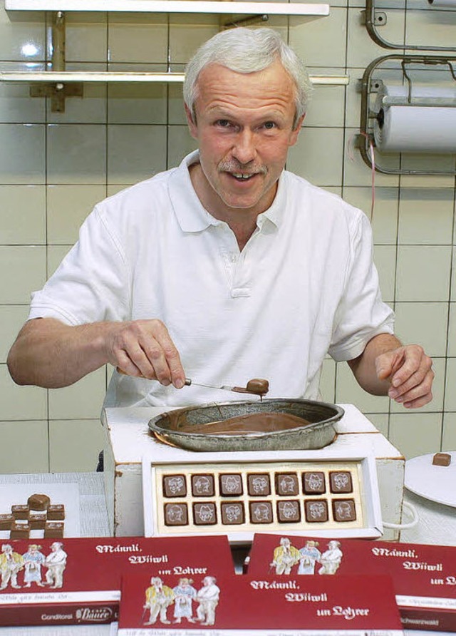 Konditormeister Felix Jrgenmeyer in s...ellen Lahrer Pralinen mit Schokolade.   | Foto: Wolfgang Beck