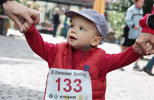 Der jngste Teilnehmer beim Stadtlauf: der zweijhrige Sebastian Schwab.   | Foto: Sandra Decoux-Kone