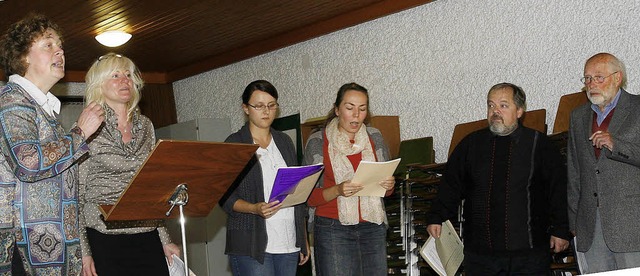 Der kleine Chor mit Pfarrer Frank-Uwe Kndiger gestaltet das Programm mit.   | Foto: Heidi Fssel