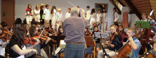 Walter Ksters schwingt den Taktstock ... fr &#8222;Die wilden Schwne&#8220;.  | Foto: Steineck