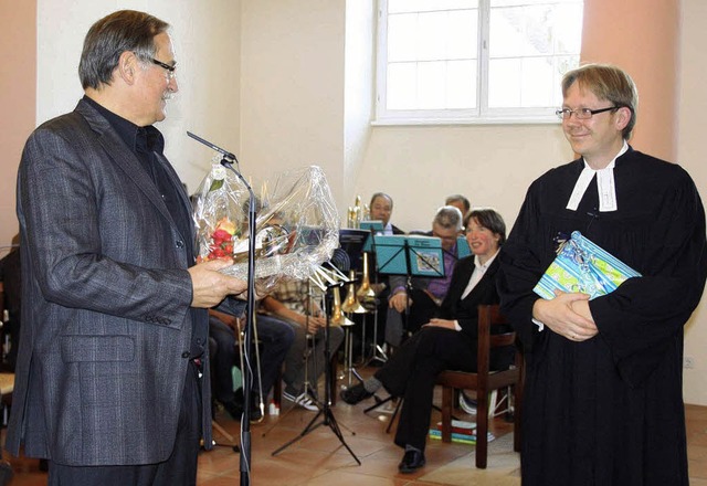 Feierlich wurde Dirk Fiedler in sein A...en und berreichte einen Prsentkorb.   | Foto: Bronner