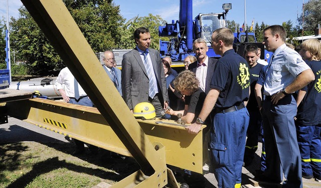 Die Arbeit des Brckenbauzuges erklrt...ten Armin Schuster und Stephan Mayer.   | Foto: Volker Mnch