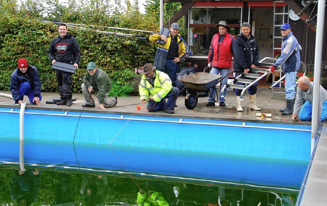 Winterfest machten freiwillige Helfer das Schwimmbad auf Schweigmatt.   | Foto: Edgar Steinfelder