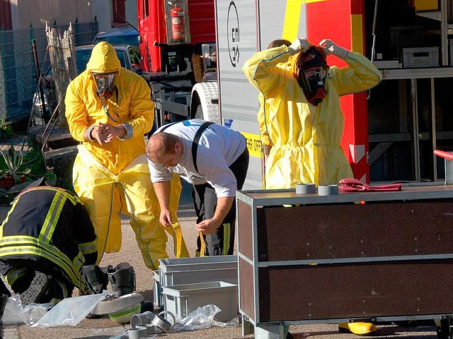 Gefahrstoff-Experten bereiten sich auf...ng des Schwanenbaus am Stadtbuckel vor  | Foto: Helmut Seller 