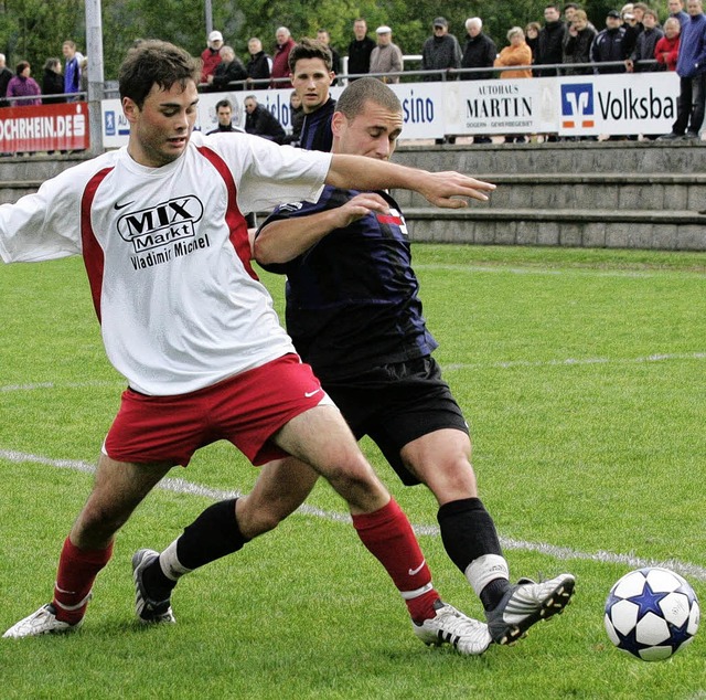 Der Dogerner Daniel Dercho (links) gegen Florian Zimmermann vom SV Albbruck.   | Foto: Michael Neubert