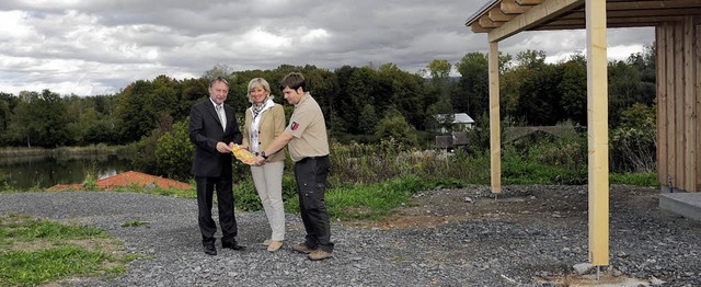 Noch ist der Klimawandelgarten ein Bau...220; und Ranger Alexander Schindler.    | Foto: Rein