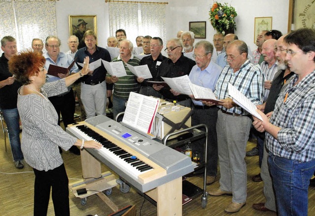 Intensiv proben Dirigentin Ibolya Barl...zert &#8222;Gesang meets Tanz&#8220;.   | Foto: Maja Tolsdorf