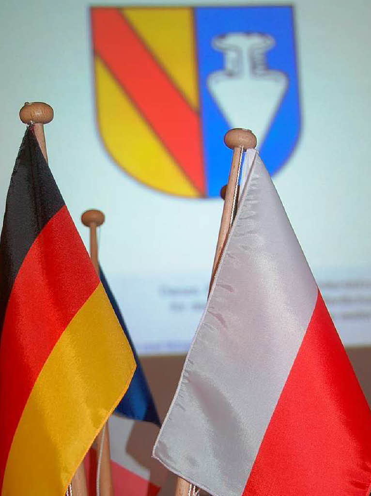 Die deutsche und polnische Flagge auf dem Ratstisch