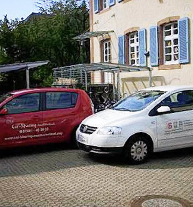 Die Mitarbeiter der Sozialstation sind...it roten Car-Sharing-Autos unterwegs.   | Foto: Privat