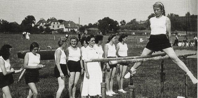 Ein Bild aus alten Tagen:  Bugginger Turnerinnen in Aktion am Barren.   | Foto: Chronik der Turnerschaft