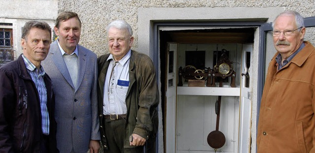 Einweihung der alten Uhr im Lipburger ...er, Albert Schwald und  Bernd Keller.   | Foto: umi