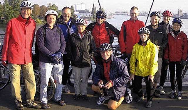 Die sportliche Gruppe beim berqueren des Rheins   | Foto: privat