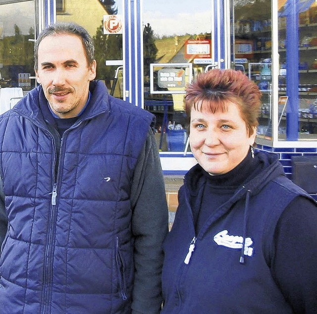 Herta und Adolf Schmid bei der Neuerf...n Laden aus wirtschaftlichen Grnden.   | Foto: Dorer