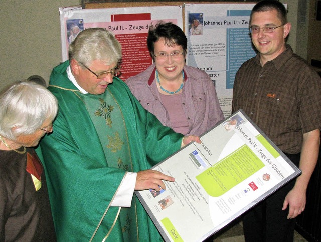 Spannendes entdeckten (von links) Walb...usstellung zu Papst Johannes Paul II.   | Foto: Monika Rombach