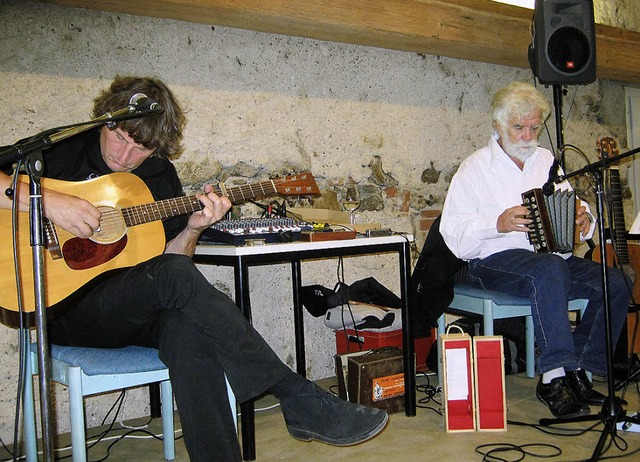 Die Liedermacher Ren Egles (rechts) u...he  in der Klosterscheune in Oberied.   | Foto: Anne Freyer