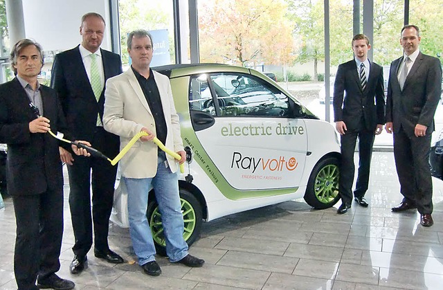 bergabe des Elektrofahrzeugs  mit Joa...d (Kaufmnnischer Direktor, Raymond).   | Foto: ZVG