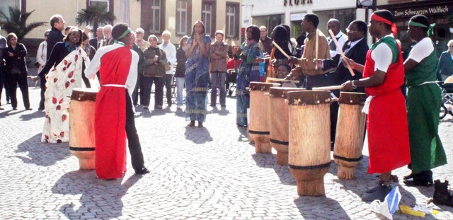 Die afrikanische Musikgruppe &#8222;Ak... Tnzen die Zuschauer  in ihren Bann.   | Foto: Sandra von Appen